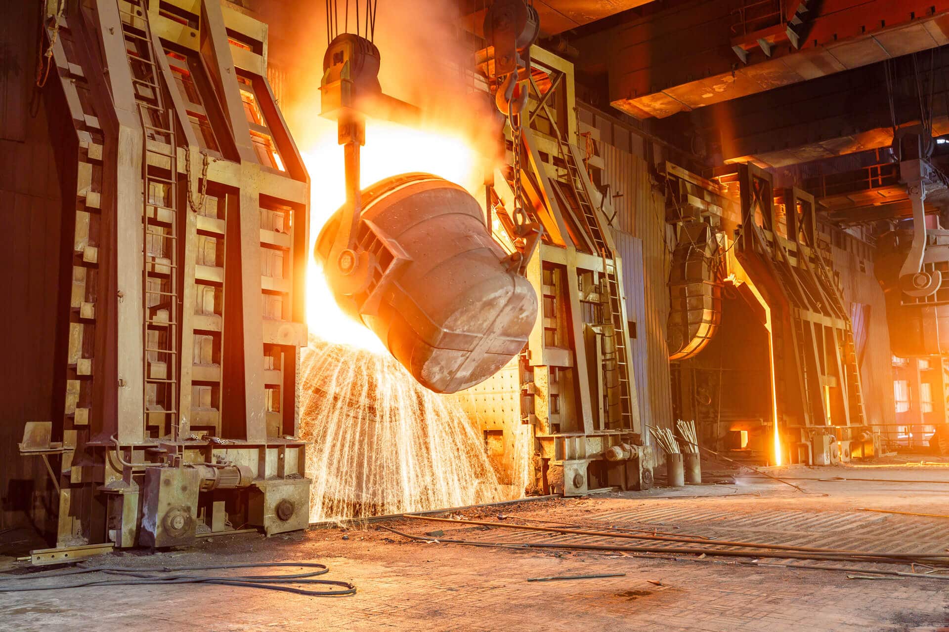 metal-plant-poring-molten-metal